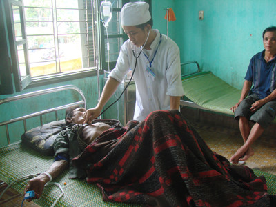 'Người rừng' bị cột vào giường ở bệnh viện