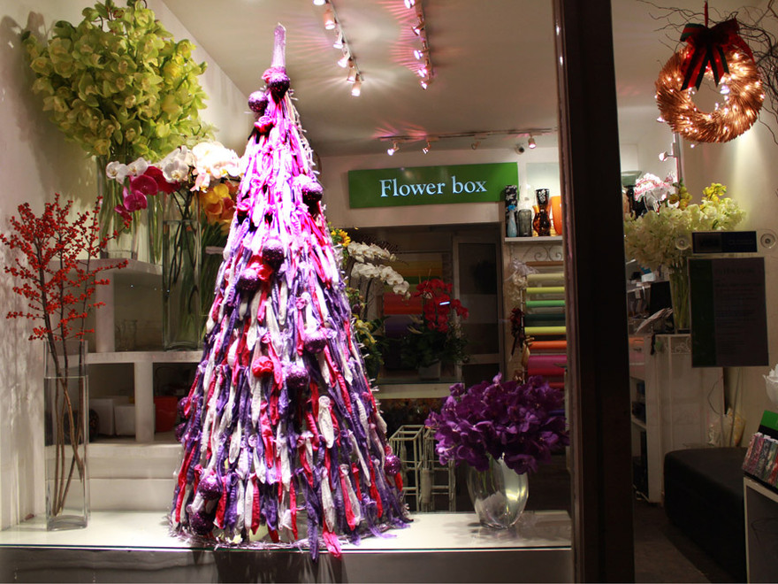 Cây thông Noel làm từ 9.000 bao cao su