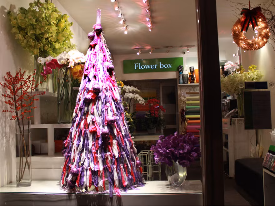 Cây thông Noel làm từ 9.000 bao cao su