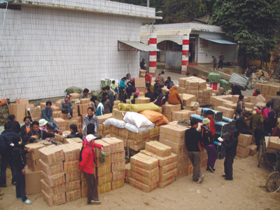 Hàng hóa áp sát biên giới sẵn sàng vượt biên vào nội địa