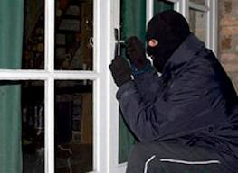 Clip: Trộm vào tận nhà, lừa bà cụ già lấy tài sản