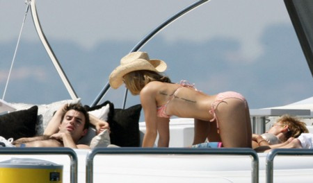 Thâm nhập thế giới mại dâm 40.000 USD/đêm tại Pháp