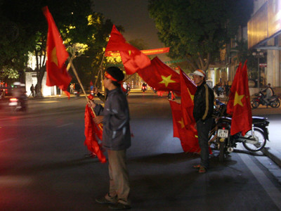 Tưng bừng dịch vụ ăn theo chiến thắng tuyển Việt Nam