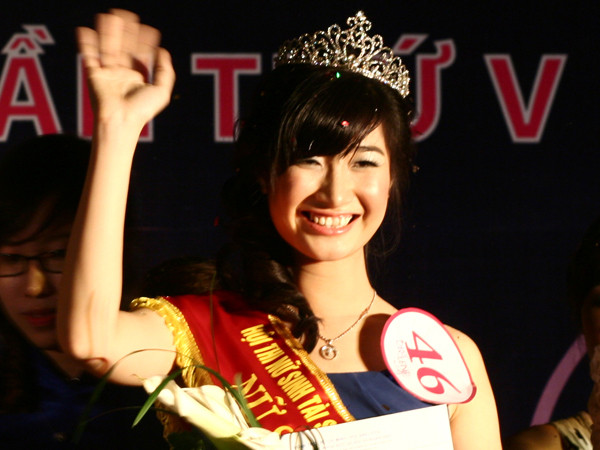 Thanh Ly trở thành Hoa khôi Nhân văn