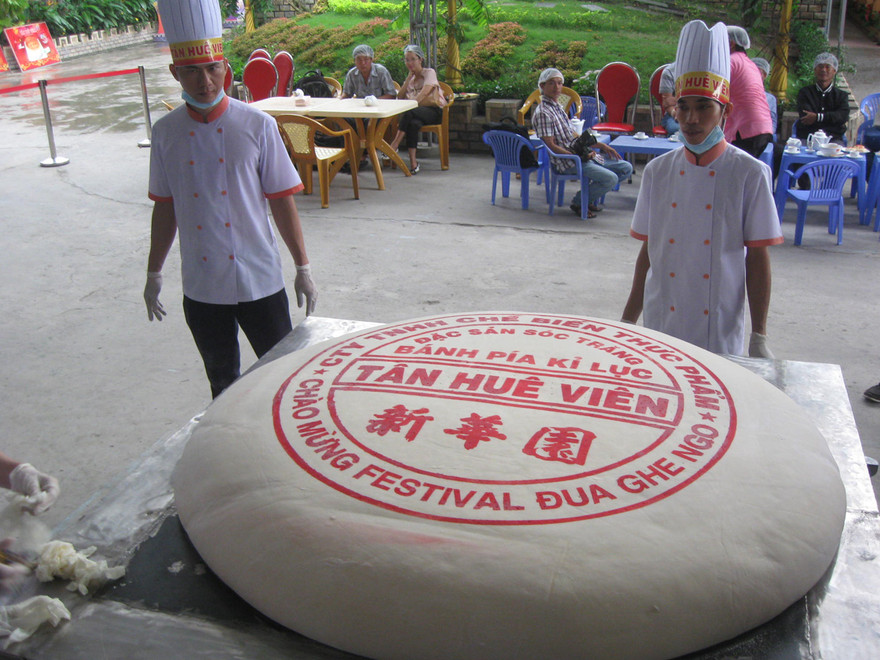 Chiếc bánh Pía nặng 306kg