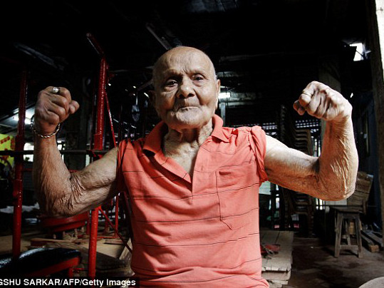 100 tuổi cơ bắp vẫn cuồn cuộn