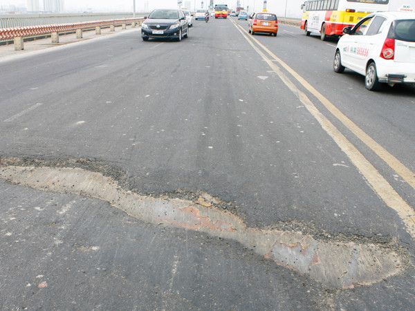 Vá chằm vá đụp, mặt cầu Thăng Long vẫn lồi lõm