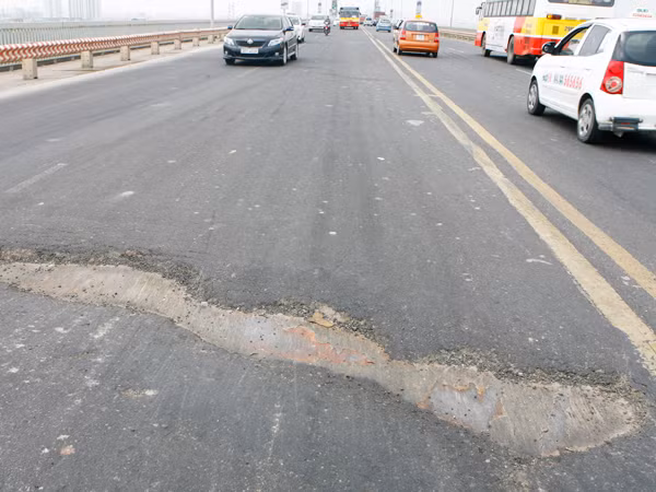 Vá chằm vá đụp, mặt cầu Thăng Long vẫn lồi lõm