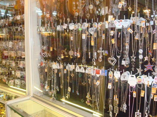 Nữ trang siêu rẻ bán tràn lan ở Hà Nội