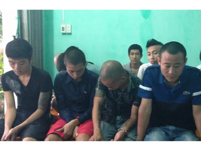 Bắt nhóm “làm luật” dân buôn hải sản