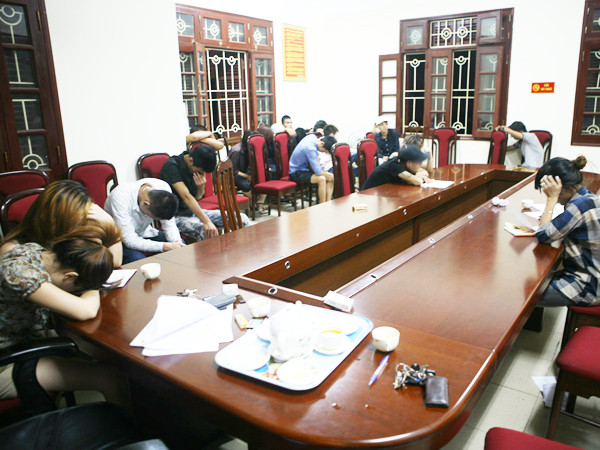 Hàng chục cảnh sát 'vây' 23 'dân bay' trong nhà nghỉ