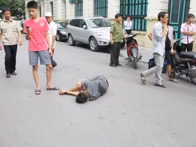 Côn đồ chém người 'gục tại chỗ' nơi đông người
