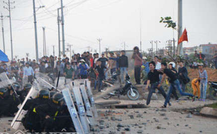 Mang quan tài, dùng gỗ đá tấn công Cảnh sát cơ động