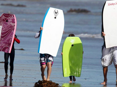 Bố con Beckham đi lướt sóng