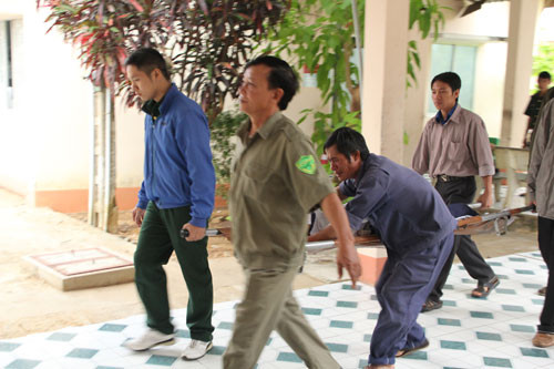 Cho con đi tham quan, đau đớn đón con ở nhà xác