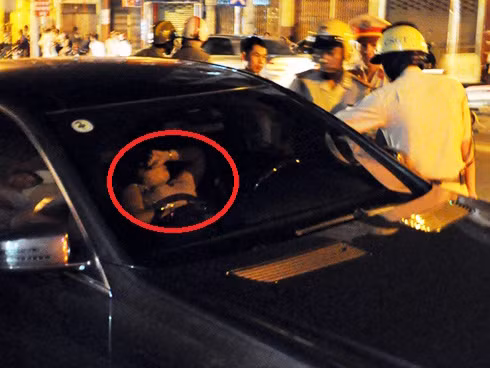 Phụ nữ 'cố thủ' trong xế hộp bạc tỷ gần ba giờ