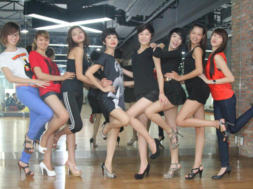 Các thí sinh cũ của Top Model tái hợp đêm chung kết