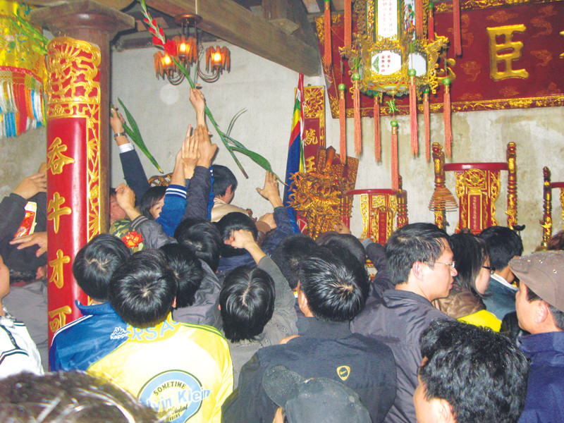 Cảnh cướp hoa quả, đồ thờ tự diễn ra tại Đền Trần ngay sau thời điểm diễn ra Lễ khai ấn. Ảnh: Nguyễn Tuấn