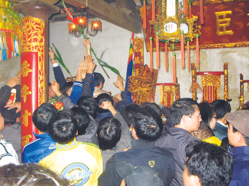 Cảnh cướp hoa quả, đồ thờ tự diễn ra tại Đền Trần ngay sau thời điểm diễn ra Lễ khai ấn. Ảnh: Nguyễn Tuấn