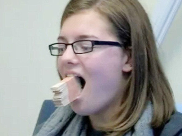 Không thể ngậm miệng vì... ngáp quá to