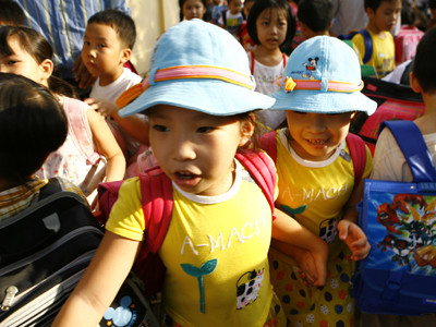 Lớp 'cơi nới' sĩ số: Phạt ai, ai phạt?