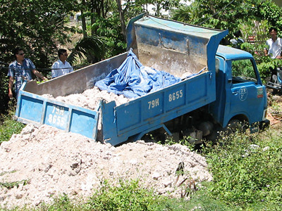 Hiện trường đổ bùn thải