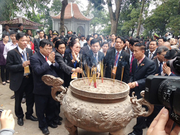 Kiều bào dâng hương tại Đền Hùng Ảnh: Lan Anh