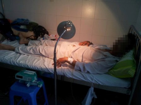 Tức tốc đưa chồng đi viện sau khi cắt lìa ‘của quý’