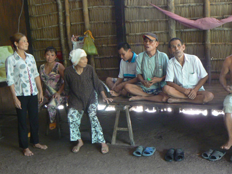 Nuôi mẹ già và 5 anh em tâm thần