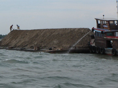 Bí thư huyện điều hành 8 'sân sau' khai thác cát trái phép