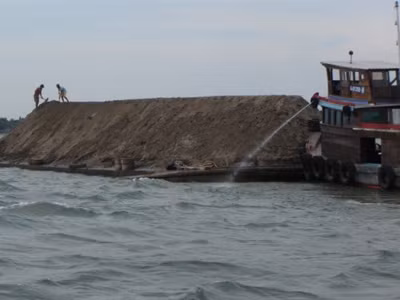 Bí thư huyện điều hành 8 'sân sau' khai thác cát trái phép