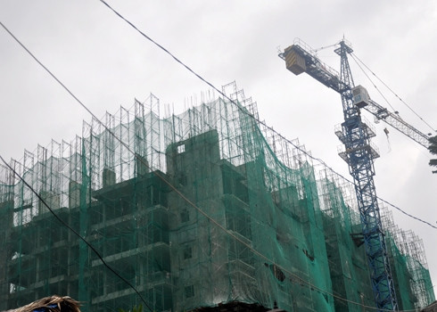 Áp lực thoái vốn, BĐS khó khăn chồng khó khăn