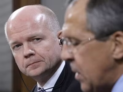 Ngoại trưởng Anh William Hague (trái) và Ngoại trưởng Nga Sergei Lavrov