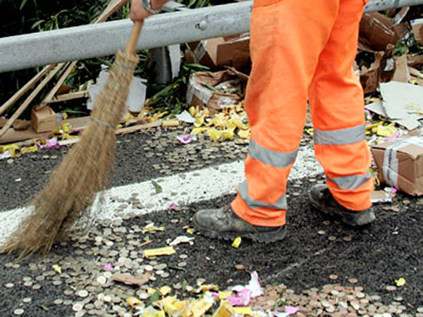 Tiền xu vun thành đống trên đường phố Italy