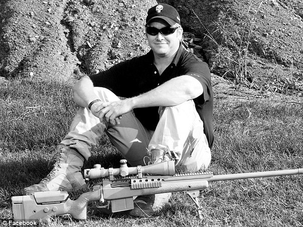 Ông Kyle bên khẩu súng dùng hạ quân nổi dậy ở khoảng cách 1,8 km bên ngoài thành phố Sadr (Iraq) Ảnh: Daily Mail