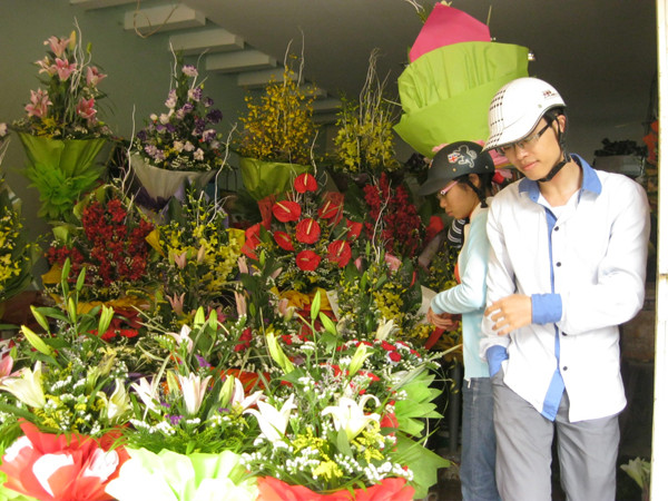 Giá hoa leo thang trong ngày Nhà giáo