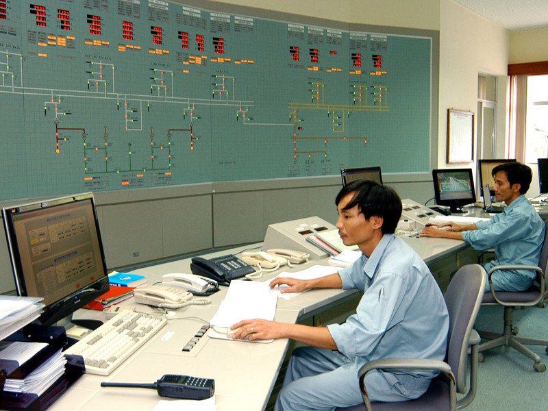 EVN lỗ lớn, lương nhân viên công ty mẹ vẫn khủng. Ảnh: Hồng Vĩnh