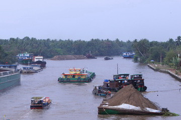 Chìm sà lan chở cát trên kênh Chợ Gạo