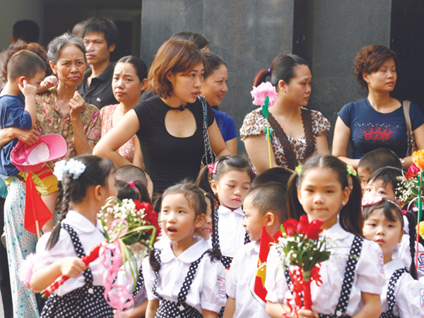 Phụ huynh có nhiều thứ phải lo khi con bước vào năm học. Ảnh: Hồng Vĩnh