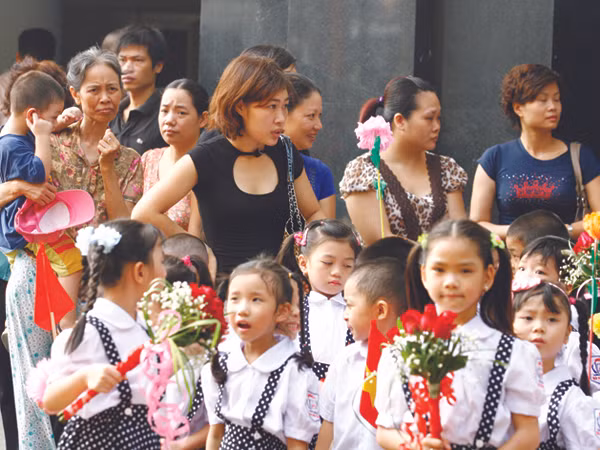 Phụ huynh có nhiều thứ phải lo khi con bước vào năm học. Ảnh: Hồng Vĩnh