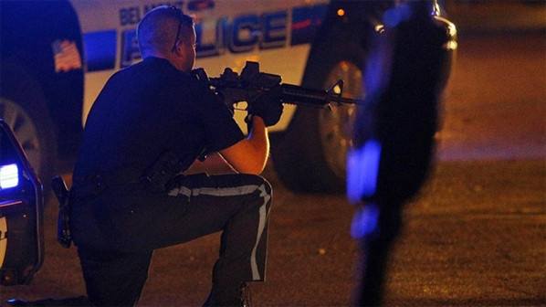 Đấu súng nghi phạm đánh bom Boston, cảnh sát bị bắn chết