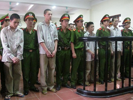 Hoãn xử phúc thẩm vụ 'quan tài diễu phố'