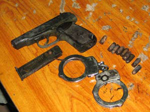 Thiếu nợ cờ bạc, mua súng cướp tiệm vàng