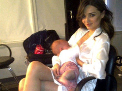 Siêu mẫu đồ lót không ngại cho con bú