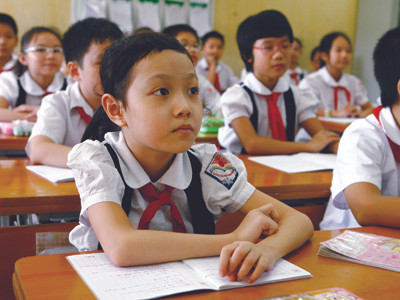 Dạy tiếng Anh cho học sinh tiểu học vẫn còn mắc nhiều ở khâu giáo viên giảng dạy. Ảnh: Hồng Vĩnh