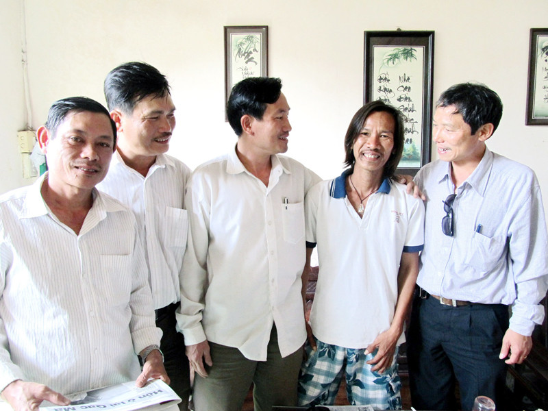 Đồng đội năm xưa hội ngộ ở nhà anh Đức Ảnh: Nam Cường