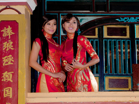 Trâm Anh, Hồng Châu e ấp áo dài