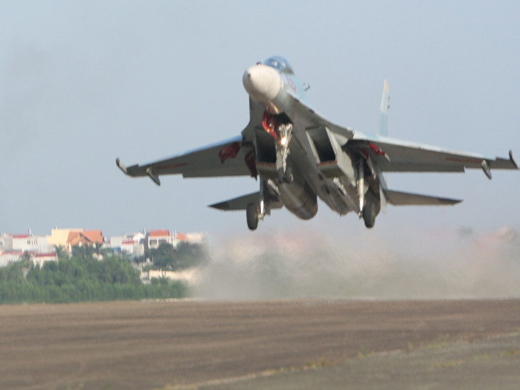 Những máy bay hiện đại ngày đêm canh biển, trời