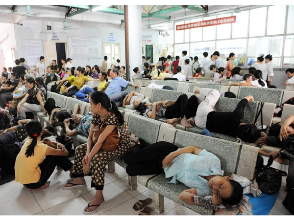 Người nhà và bệnh nhân nằm chờ khám ở Bệnh viện Nội tiết. Ảnh: Hồng Vĩnh