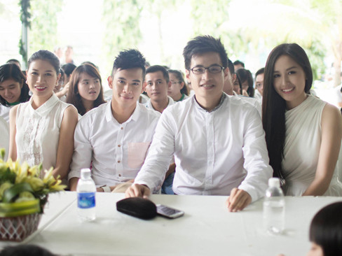 Dàn sao Việt cùng mặc áo trắng tinh khôi đi từ thiện